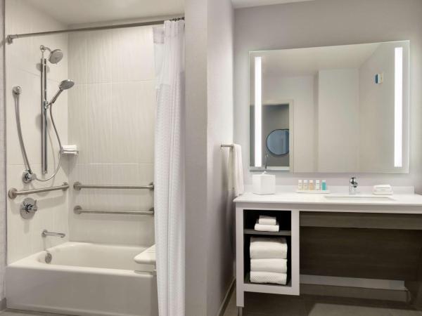 Embassy Suites by Hilton Atlanta Midtown : photo 1 de la chambre two-room queen suite with two queen beds - hearing access