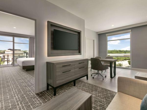 Embassy Suites by Hilton Atlanta Midtown : photo 1 de la chambre suite 2 chambres lit king-size avec balcon