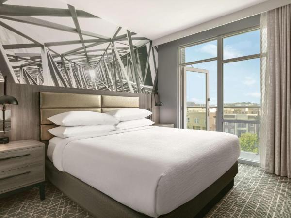 Embassy Suites by Hilton Atlanta Midtown : photo 3 de la chambre suite 2 chambres lit king-size avec balcon