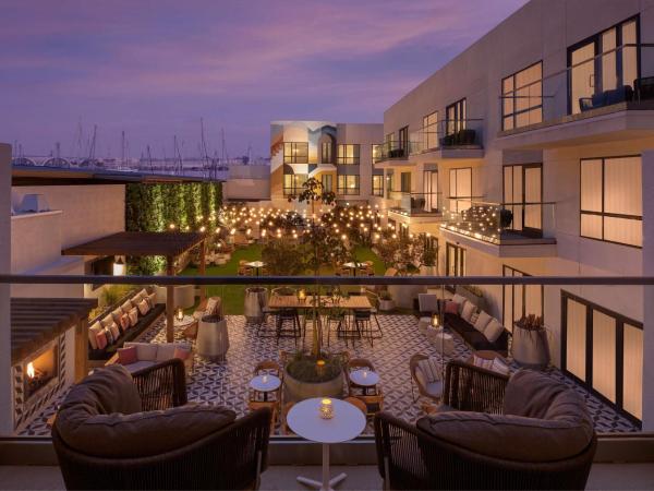 The Monsaraz San Diego, Tapestry Collection By Hilton : photo 1 de la chambre chambre lit king-size avec balcon