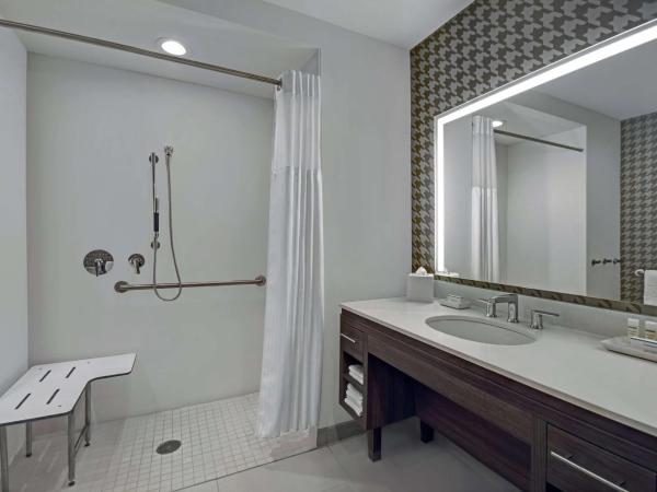 Home2 Suites by Hilton Houston Medical Center, TX : photo 4 de la chambre studio lit king-size avec douche accessible en fauteuil roulant - adaptée aux personnes à mobilité réduite - non-fumeurs