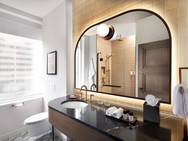 The Westley Calgary Downtown, Tapestry Collection By Hilton : photo 5 de la chambre chambre d'angle lit king-size