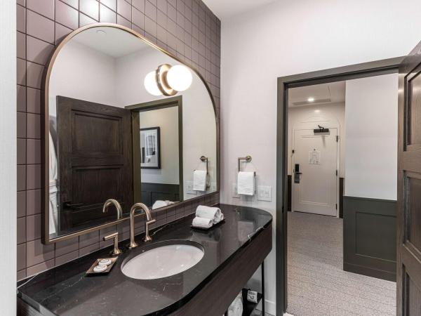 The Westley Calgary Downtown, Tapestry Collection By Hilton : photo 4 de la chambre chambre d'angle lit king-size