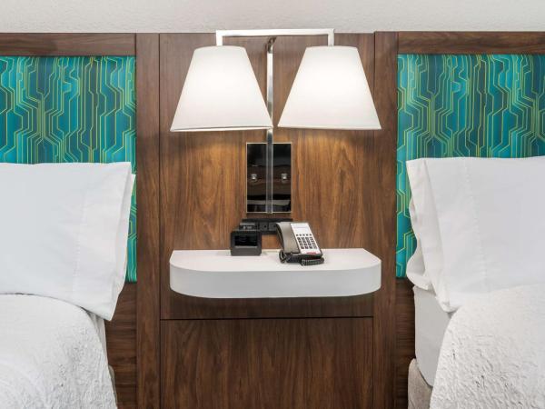 Hampton Inn & Suites Dallas I-30 Cockrell Hill, Tx : photo 2 de la chambre chambre avec 2 grands lits queen-size