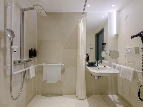 Mercure Berlin Wittenbergplatz : photo 3 de la chambre chambre lit queen-size standard avec salle de bains accessible aux personnes à mobilité réduite 