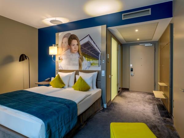 MERCURE Hotel Berlin Wittenbergplatz : photo 1 de la chambre chambre lit queen-size standard avec salle de bains accessible aux personnes à mobilité réduite 