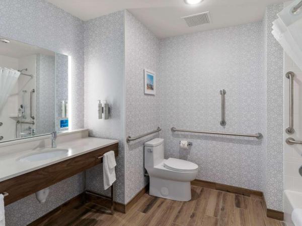 Hampton Inn Colorado Springs Northeast : photo 6 de la chambre chambre avec 2 lits queen-size et baignoire - accessible aux personnes à mobilité réduite