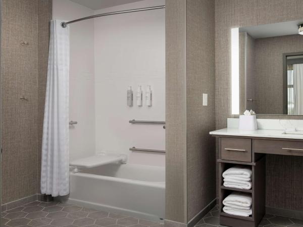 Homewood Suites By Hilton Louisville Airport : photo 7 de la chambre studio lit king-size avec baignoire accessible aux personnes à mobilité réduite