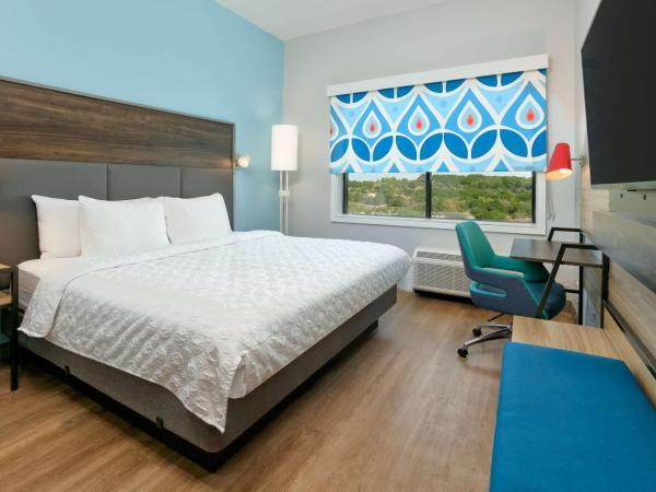 Tru By Hilton San Antonio At The Rim, Tx : photo 1 de la chambre chambre lit king-size avec douche à l'italienne