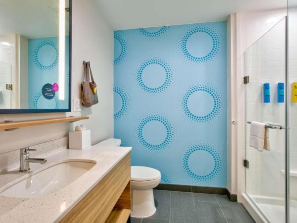 Tru By Hilton San Antonio At The Rim, Tx : photo 2 de la chambre chambre avec 2 lits queen-size et douche à l’italienne