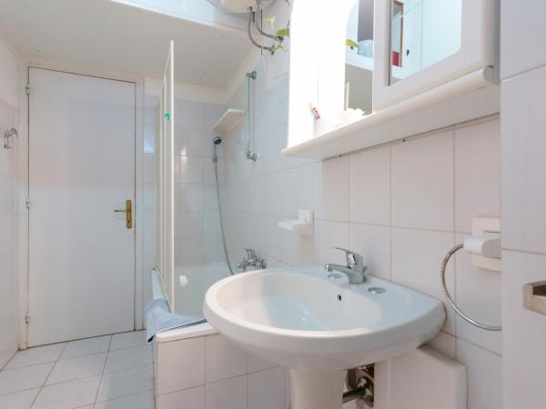 B&B POTHOS - ENG ITA - Air Conditioning Wi-Fi Fridge Netflix Local Guide - Aria condizionata, frigo, internet, guida locale : photo 8 de la chambre chambre simple