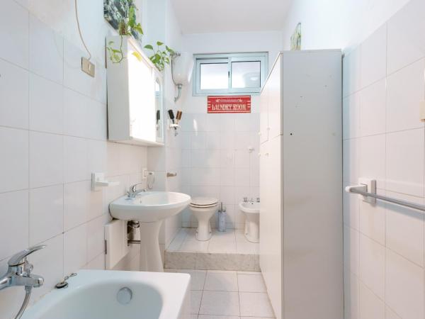 B&B POTHOS - ENG ITA - Air Conditioning Wi-Fi Fridge Netflix Local Guide - Aria condizionata, frigo, internet, guida locale : photo 7 de la chambre chambre simple