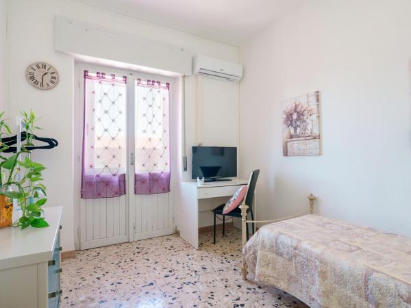 B&B POTHOS - ENG ITA - Air Conditioning Wi-Fi Fridge Netflix Local Guide - Aria condizionata, frigo, internet, guida locale : photo 6 de la chambre chambre simple
