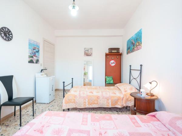 B&B POTHOS - ENG ITA - Air Conditioning Wi-Fi Fridge Netflix Local Guide - Aria condizionata, frigo, internet, guida locale : photo 7 de la chambre chambre lits jumeaux spacieuse