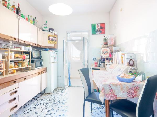 B&B POTHOS - ENG ITA - Air Conditioning Wi-Fi Fridge Netflix Local Guide - Aria condizionata, frigo, internet, guida locale : photo 8 de la chambre chambre lits jumeaux spacieuse