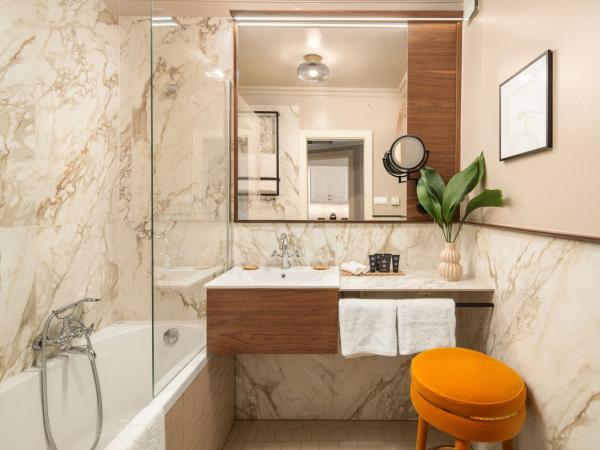 Queen's Court Hotel & Residence : photo 2 de la chambre chambre double avec lit king-size