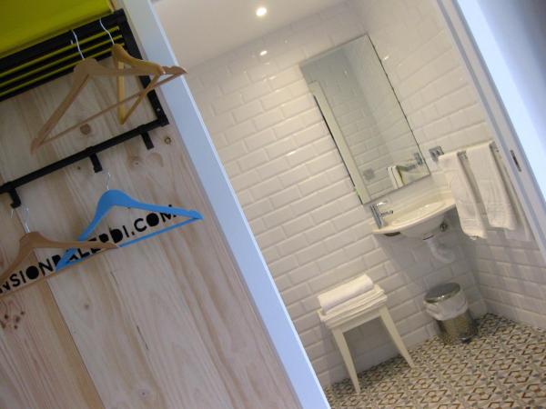 Pensión Balerdi Autocheck-in : photo 3 de la chambre chambre quadruple avec balcon