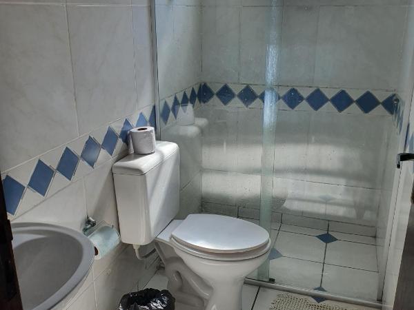 Hospedaria Dom Pedro - 500m do metrô : photo 5 de la chambre chambre quadruple avec salle de bains privative