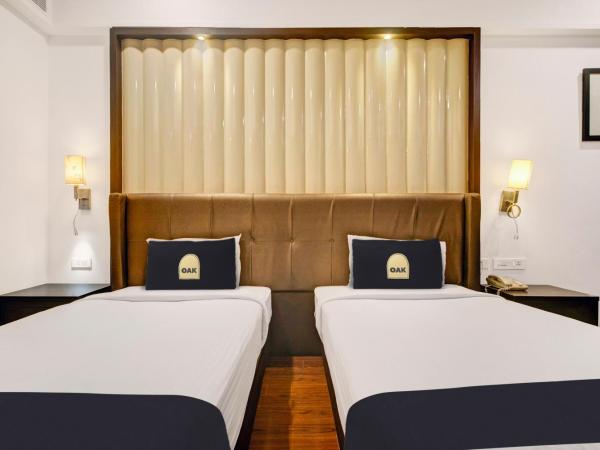 Capital O 9960 Hotel Grand Himayat : photo 3 de la chambre chambre deluxe double ou lits jumeaux