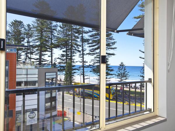 Manly Paradise Motel & Apartments : photo 2 de la chambre hébergement motel lit queen-size - vue sur océan