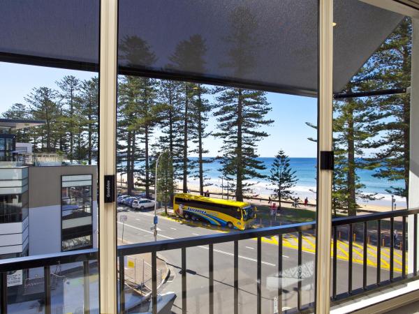 Manly Paradise Motel & Apartments : photo 2 de la chambre hébergement motel lit queen-size et lit simple - vue sur plage