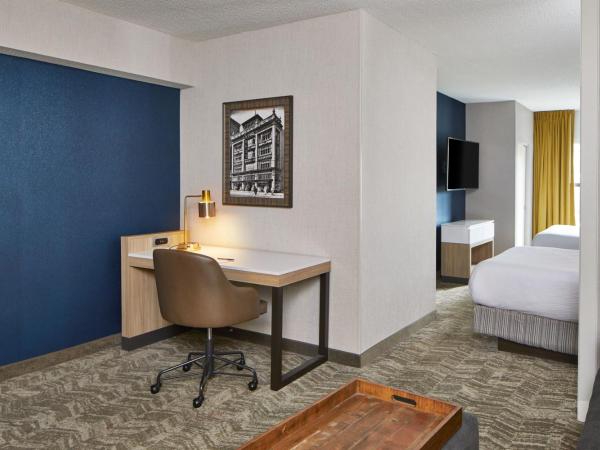 SpringHill Suites Memphis Downtown : photo 4 de la chambre studio lit queen-size avec canapé-lit