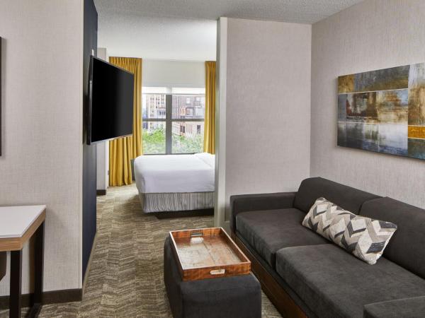 SpringHill Suites Memphis Downtown : photo 2 de la chambre studio lit king-size avec canapé-lit