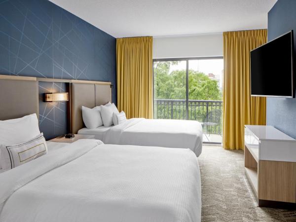 SpringHill Suites Memphis Downtown : photo 1 de la chambre studio avec lit queen-size et balcon