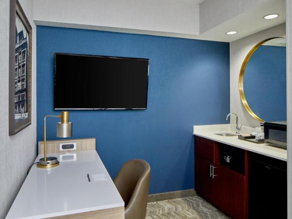 SpringHill Suites Memphis Downtown : photo 3 de la chambre studio avec lit queen-size et balcon
