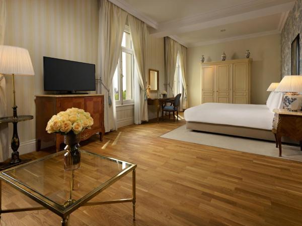 InterContinental Amstel Amsterdam, an IHG Hotel : photo 1 de la chambre suite junior avec lit king-size et vue sur la rivière