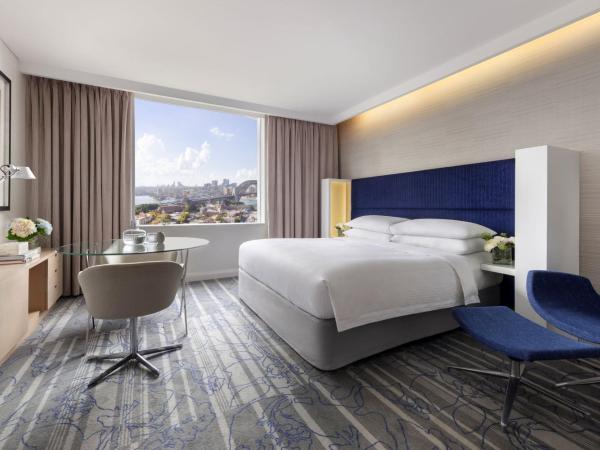 Sydney Harbour Marriott Hotel at Circular Quay : photo 4 de la chambre chambre avec 1 lit king-size - vue partielle sur pont