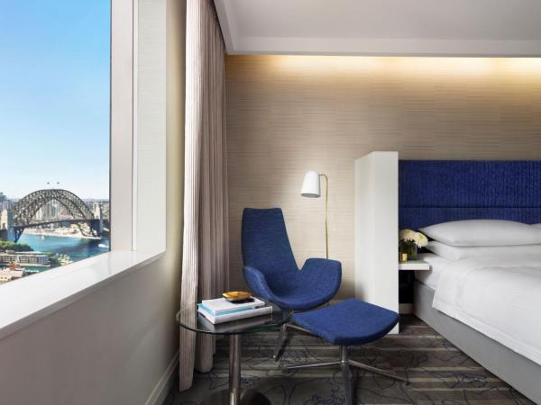 Sydney Harbour Marriott Hotel at Circular Quay : photo 5 de la chambre chambre avec 1 lit king-size - vue partielle sur pont