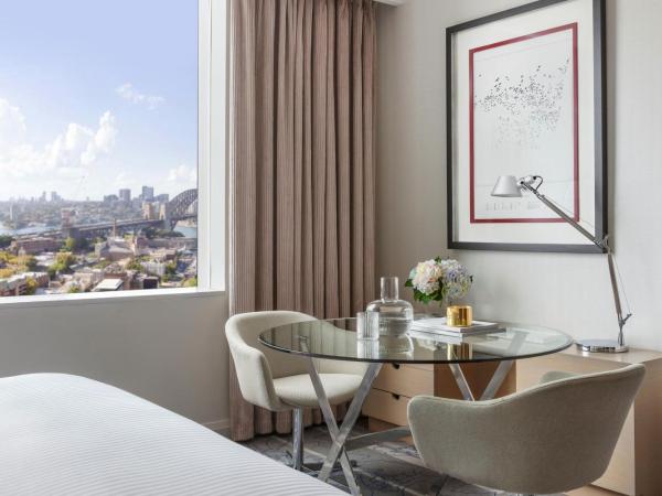 Sydney Harbour Marriott Hotel at Circular Quay : photo 6 de la chambre chambre avec 1 lit king-size - vue partielle sur pont