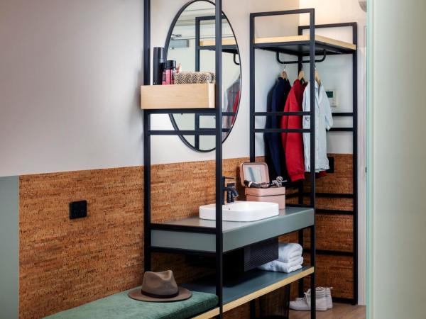 LyLo Auckland : photo 2 de la chambre chambre lit queen-size avec salle de bains privative - intérieur - accessible aux personnes à mobilité réduite 