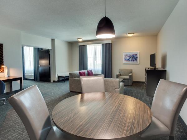 Crowne Plaza Hotel & Resorts Fort Lauderdale Airport/ Cruise, an IHG Hotel : photo 4 de la chambre suite 1 chambre lit king-size avec canapé-lit