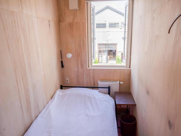BEACH AND FIELD INN : photo 2 de la chambre chambre simple avec toilettes et douche communes