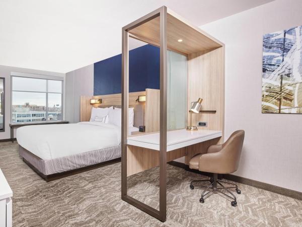 SpringHill Suites by Marriott Chicago Chinatown : photo 2 de la chambre suite lit king-size avec lit gigogne