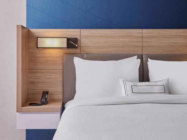 SpringHill Suites by Marriott Chicago Chinatown : photo 3 de la chambre suite lit king-size avec lit gigogne