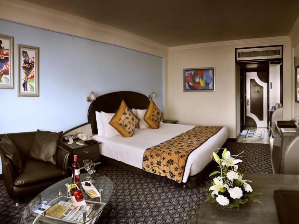 The Suryaa New Delhi : photo 7 de la chambre club room with complimentary breakfast, 15% discount on f&b 