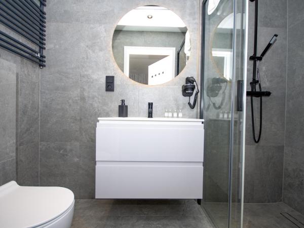 Aparthotel InPoint Cracow G15 - Free Underground Parking : photo 1 de la chambre appartement avec terrasse