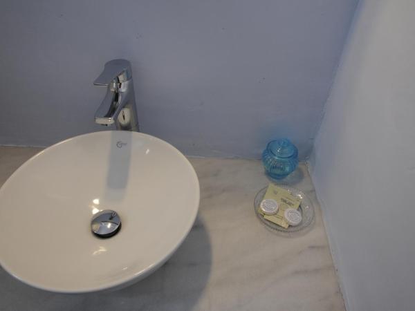 Andriani's Guest House : photo 7 de la chambre chambre double ou lits jumeaux avec balcon