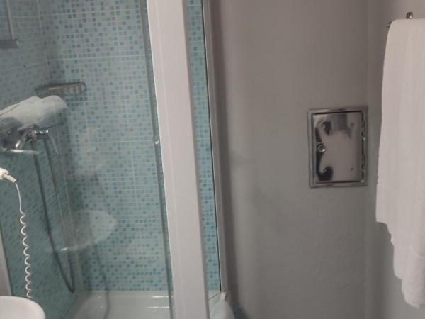 Hotel Bristol : photo 4 de la chambre chambre familiale avec salle de bains commune