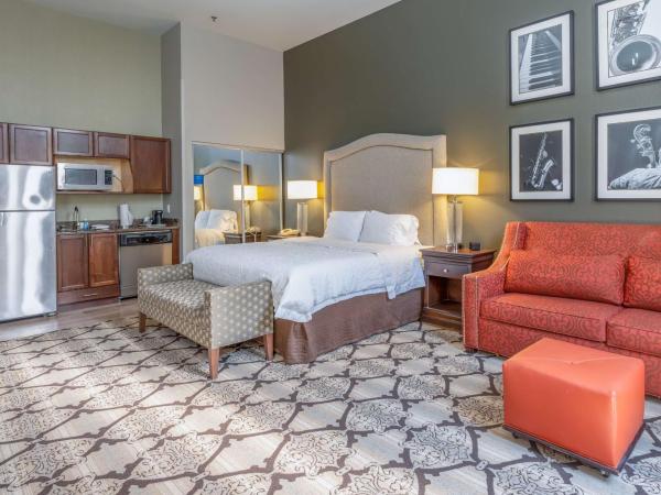 Hampton Inn and Suites New Orleans Convention Center : photo 3 de la chambre suite lit king-size avec baignoire spa - non-fumeurs