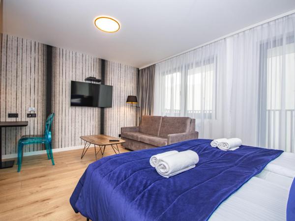 Aparthotel InPoint Cracow G15 - Free Underground Parking : photo 3 de la chambre studio avec balcon 