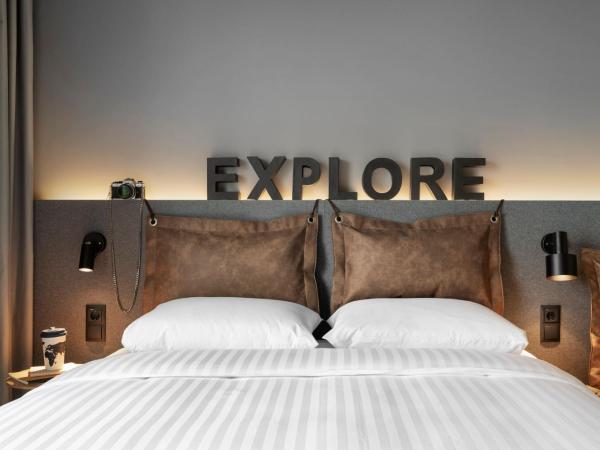 Moxy Tromso : photo 2 de la chambre chambre lit queen-size - vue sur mer 