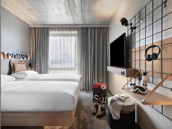 Moxy Tromso : photo 1 de la chambre chambre lits jumeaux - vue sur montagne