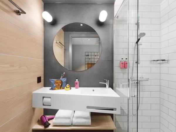 Moxy Tromso : photo 4 de la chambre chambre lit queen-size - vue sur montagne