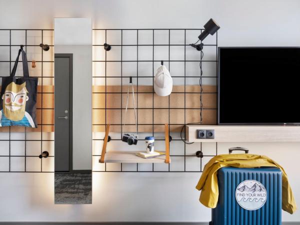 Moxy Tromso : photo 4 de la chambre chambre lit queen-size - vue sur mer 