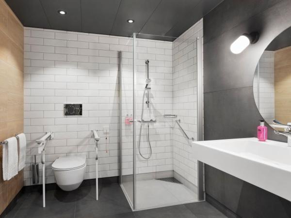 Moxy Tromso : photo 5 de la chambre chambre lit queen-size - vue sur montagne