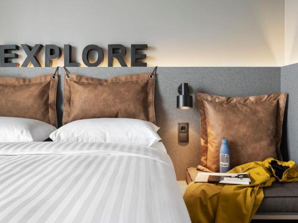 Moxy Tromso : photo 3 de la chambre chambre lit queen-size - vue sur mer 